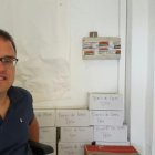 Eugenio con algunos de los libros que recoge