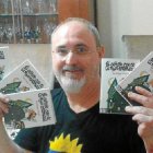 Santiago Girón muestra cinco ejemplares de su último título. 