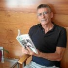 El autor con su libro en la redacción de LA VOZ.