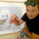 Francisco Uceda, frente a una de sus obras.