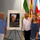 Caparrós  junto al alcalde y la concejal de Cultura