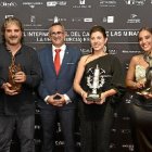 María José Pérez -tercera por la izquierda- con su premio.