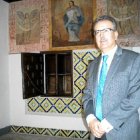 Eduardo Blanes, en la sala de acceso al torno del convento de las Puras.