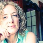 La narradora Mar de los Ríos posa en su lugar  de trabajo.