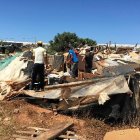 Algunas de las personas desalojadas, buscando entre los restos de las chabolas.