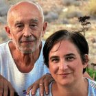 Ada Colau junto a su padre Ramón en una imagen del pasado verano en La Isleta