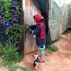 Una mujer en una de las chabolas amenazadas. 