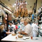 En la barra de mármol blanco seguirán apuntándose las comandas de los clientes