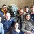 Alumnos de EISO y su director junto a un enorme Goya.