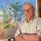 El pintor Juan Ruiz Miralles, fotografiado junto a una de sus obras