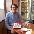 José Miguel Carmona, con su libro, un ejemplar de LA VOZ y dos cafés.