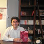 José Miguel Carmona sostiene un ejemplar de su libro ‘Almería, tierra de cortijos’. 