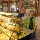 Empleados de la pastelería más antigua de Almería