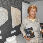 Araceli Sobrino muestra sus obras en la planta dedicada a la Almería islámica del Arqueológico.