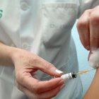 Una enfermera administra una vacuna frente al papiloma humano.