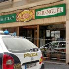 Pastelería en la calle La Rosa custodiada por la Policía Nacional