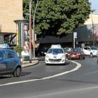 Imagen  de archivo de distintos coches de autoescuela realizando prácticas en las calles de la capit