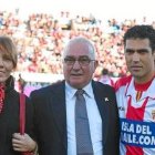 Ortiz, junto a su madre y su padre en el Mediterráneo.