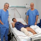 Los doctores con el futbolista del Hércules.