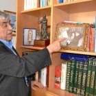 Don Carlos muestra la foto del día de su Ordenación, dando la Comunión a sus padres.tyle>.