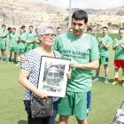 La viuda Amalia López, y su hijo José Arturo con un bonito cuadro del homenajeado.tyle>.ap