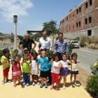 Autoridades políticas posan con los niños de 3 años durante la actividad.tyle>.apqj{positi