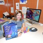 Gema Sirvent posa con los dos primeros títulos de su editorial, Libre Albedrío.tyle>.apqj{