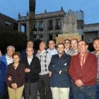 Autoridades y miembros de la asociación probeatificación ante la estatua.tyle>.apqj{positi