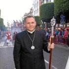 El nuevo consiliario de la Agrupación, durante la procesión de su Hermandad de la Macarena.</title><