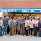 Foto de familia de los participantes en la lectura continuada de Gómez Arcos. 