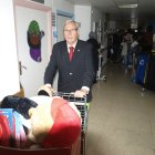 Manolo García con el carro lleno de regalos.