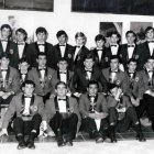 El profesor Francisco Adorna con un grupo de alumnos de distintas especialidades en los años 60 perfectamente uniformados.