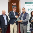 Manuel Cortés, alcalde de Adra, recibiendo el "Iglú Verde" de Ecovidrio.