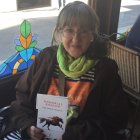 Pilar Quirosa-Cheyrouze, con un ejemplar de su último libro.