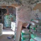 Interior de las cuevas con presencia de materiales de obra, basuras, maderas, bidones con restos de pintura, o restos de cerámicas mezclados con yeso