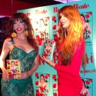 Valeria Vegas (de rojo) posa junto a La Veneno en la presentación de la biografía.