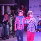 Los pequeños modelos en pasarela.