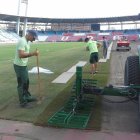 Trabajo en equipo para colocar los tepes.