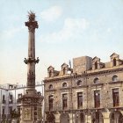 Imagen antigua del Ayuntamiento con el monumento.