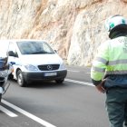 Un agente vigila el tráfico en una carretera de la provincia.