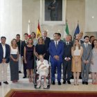 El médico distinguido con su familia y parte de la corporación en el salón de plenos.