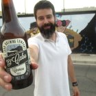Imagen de Félix López, alma mater de cervezas El Cabo junto a una de las variedades de la marca almeriense.