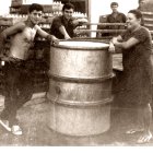 Fábrica  de gaseosas y refrescos de Antonio Ros en Benahadux, con los trabajadores junto al isocarro
