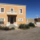 La casona burguesa fue edificada en los años 20 por Enrique López Rull y tiene un grado 2 de protección.