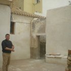 El párroco muestra la zona donde se colaron para intentar entrar.