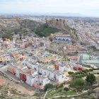 Vista panorámica de La Chanca con la Alcazaba al fondo.
