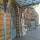 Imagen parcial de la fachada de la antigua estación de ferrocarril.