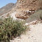 La base del torreón del castillo ha perdido la sujeción y puede caer ladera abajo.