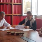 La firma del acuerdo se ha producido esta mañana en la sede de LA VOZ.