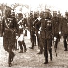 Arriba,  Alfonso XIII pasando revista en el Parque de Almería en 1922.
